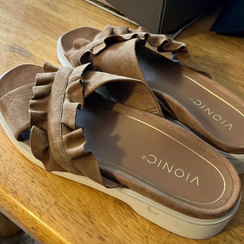 Vionic sandals- never worn size 7